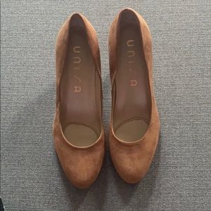 NWOT suede unisa heels